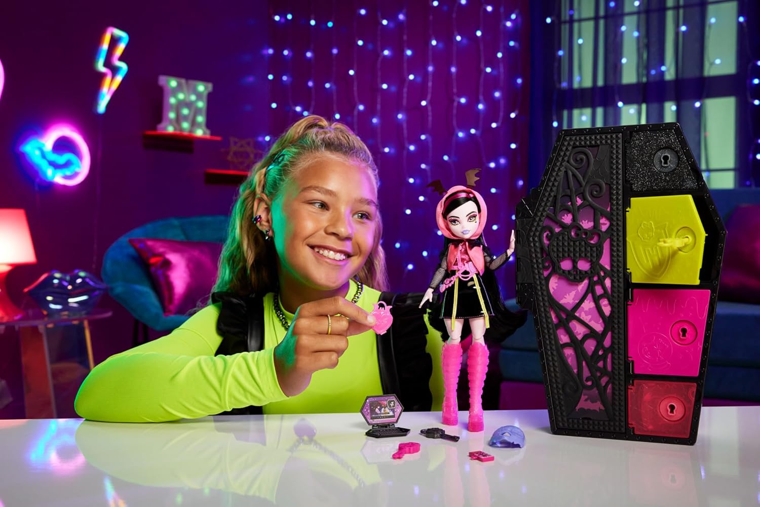 Monster High Draculaura Doll and Fashion Set, Skulltimate Secrets Neon Frights, Dress-Up Locker with 19+ Surprises for Kids Ages 5+